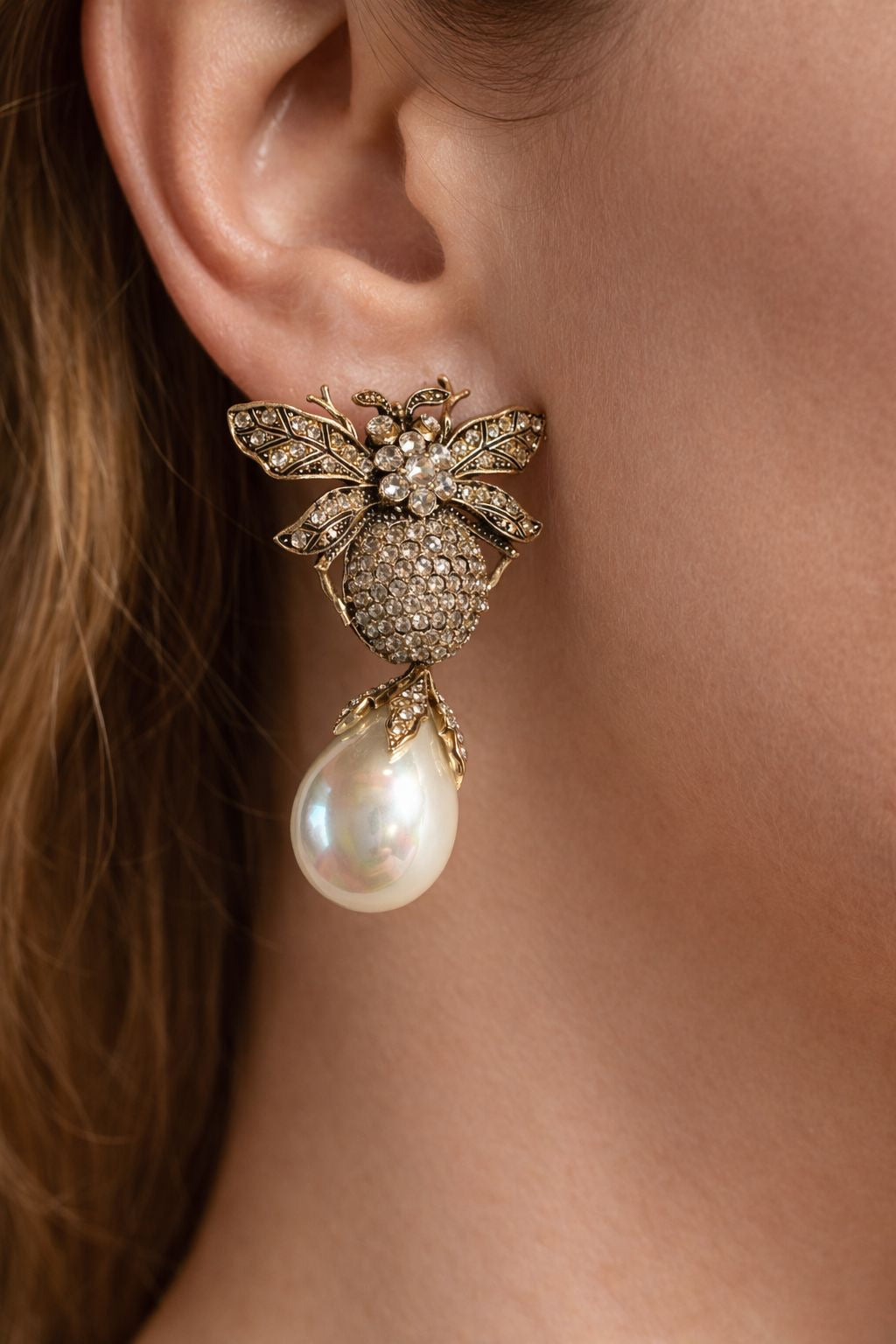 Quenn Bee Earrings with Pearl
